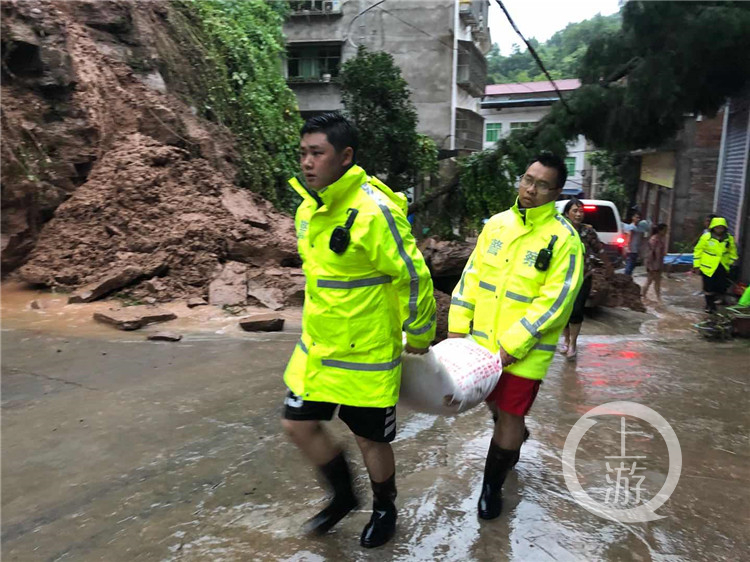 暴雨引发山洪致忠县三汇场镇被淹 (4902036)-20200715204742.jpg