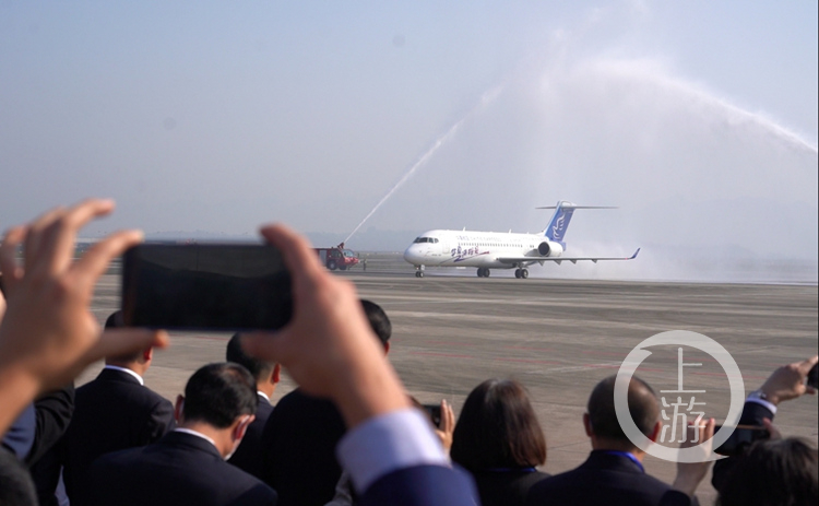 图集 重庆江北机场正式迎来首架ARJ21(5474753)-20201110111805_副本.jpg