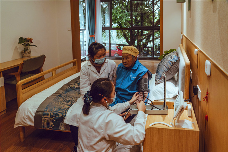 10月27日，在迪马凯尔慈喜渝北龙塔养老服务中心，养老院医护人员正在为老人定期检查身体.jpg