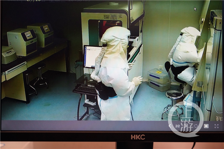 视频监控系统两名检测人员正在P2+实验室提取核酸.JPG