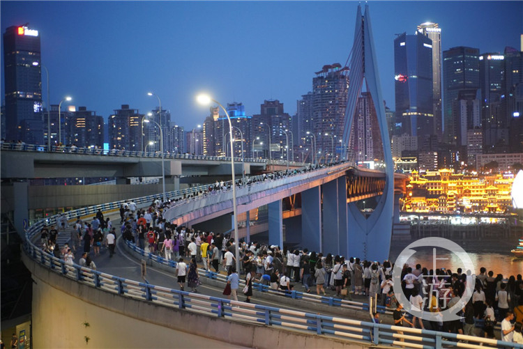 千厮门大桥再次封桥 游客步行上桥打卡拍照(6280276)-20210502214143.jpg