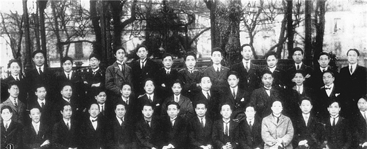 1922年6月，赵世炎（前排左二）、周恩(6519864)-20210623095828.png