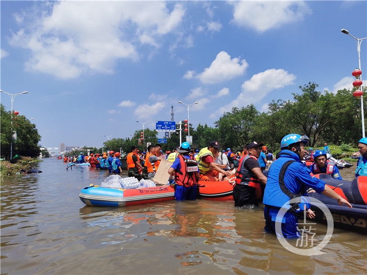 救援人员在洪水中站成两列(6680467)-20210728101330.jpg