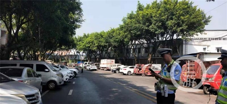 重庆九龙坡在断头路辟出大型停车点缓解停车难题