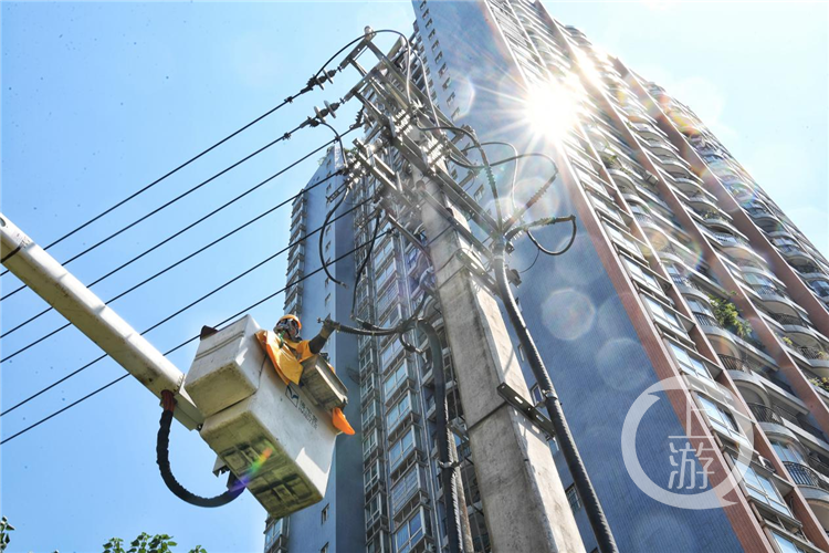 国网重庆电力带电作业人员高温下在绝缘斗臂车内进行带电消缺工作。.png