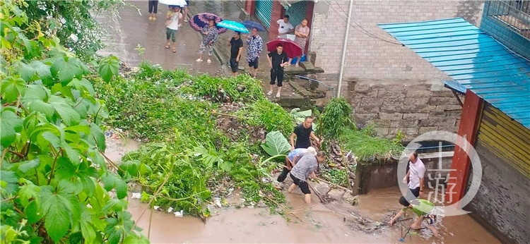 忠县：暴雨致河流水位暴涨 救援工作有序进(6792038)-20210823124700.jpg