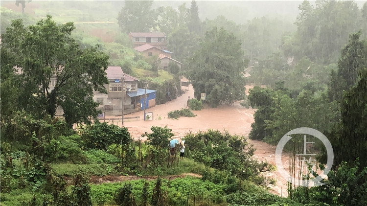 忠县：暴雨致河流水位暴涨 救援工作有序进(6792036)-20210823124657.jpg