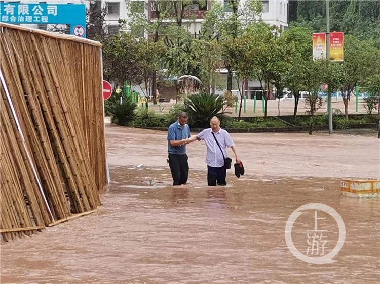 忠县：暴雨致河流水位暴涨 救援工作有序进(6792040)-20210823124702.jpg