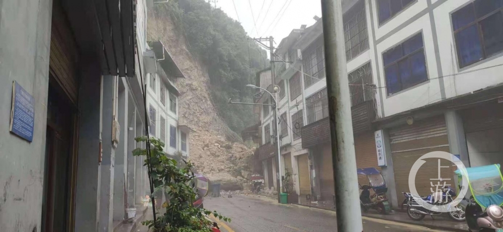 bat365官方网站：开州区关面乡陡崖崩塌，提前撤离群众93人，未发生人员伤亡(图2)