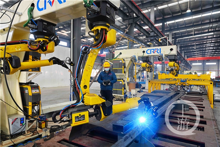 万马汽车二期智能化机器人焊接生产线，工人(6946391)-20210926151625.jpg