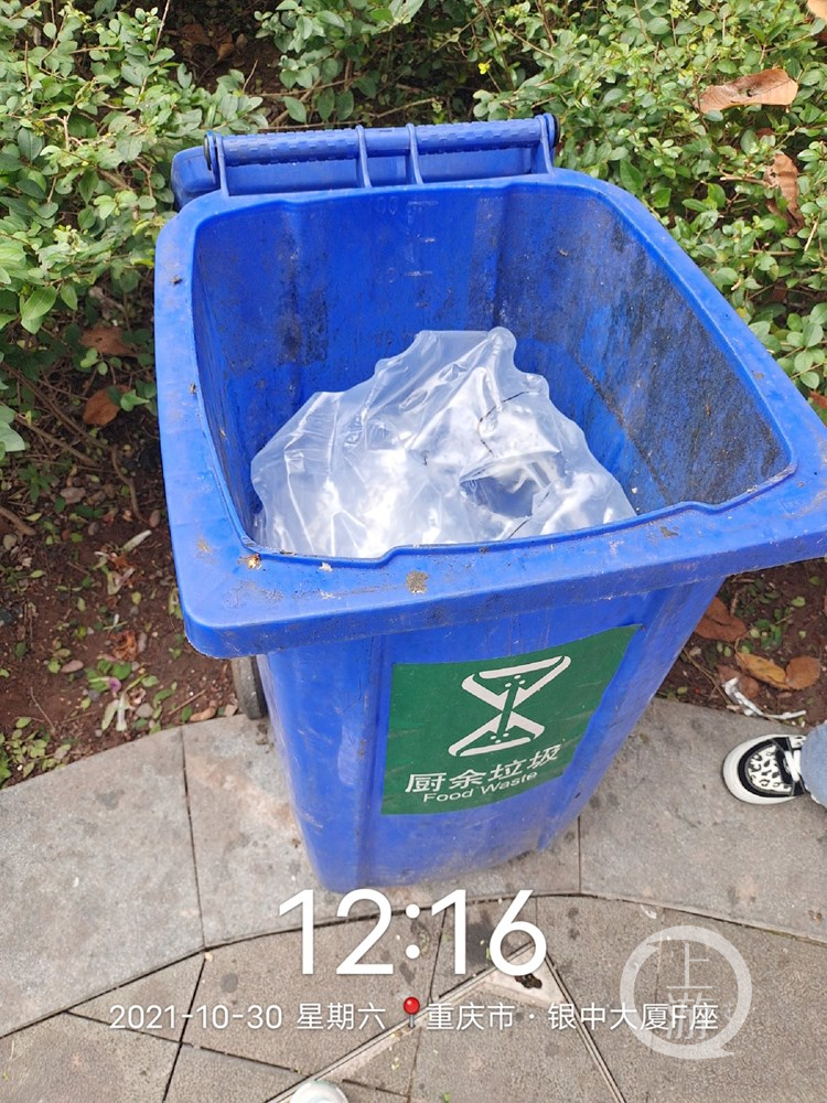 向垃圾混投说不！这些混投的垃圾桶被“翻”(7091101)-20211101183337_副本.jpg
