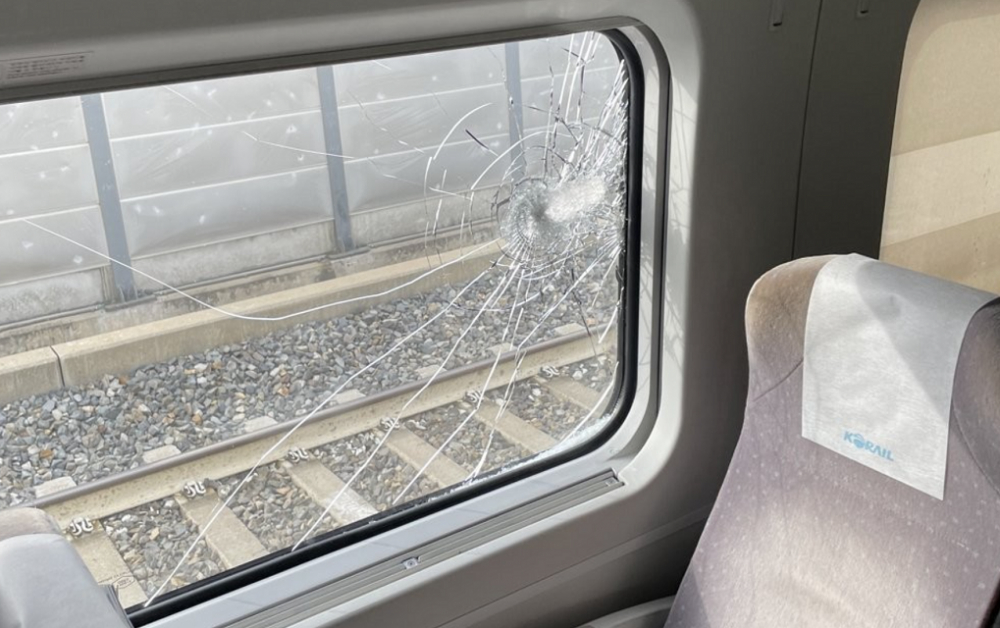 韩国发生高铁脱轨事故现场曝光车窗破碎至少7人受伤