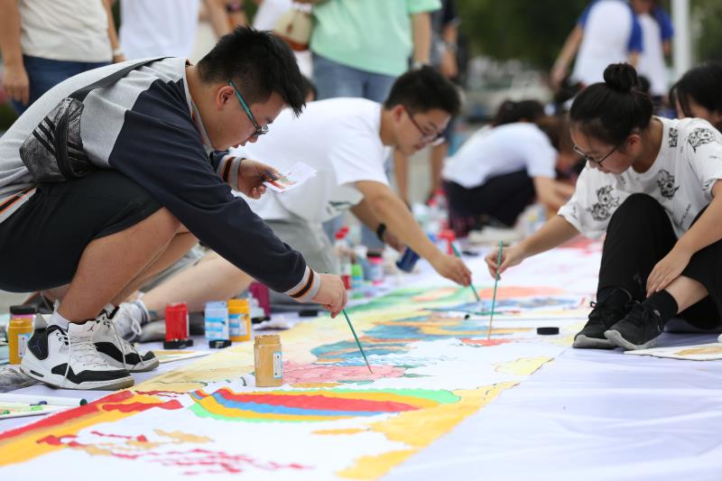 绵阳教投:长卷绘画献礼祖国72周年华诞