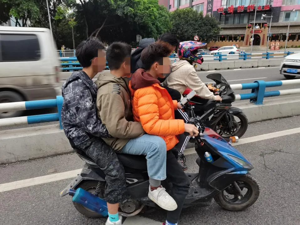 民警将其引至路边,对其进行检查,发现驾驶人谢某某,男,14岁,中学生,无