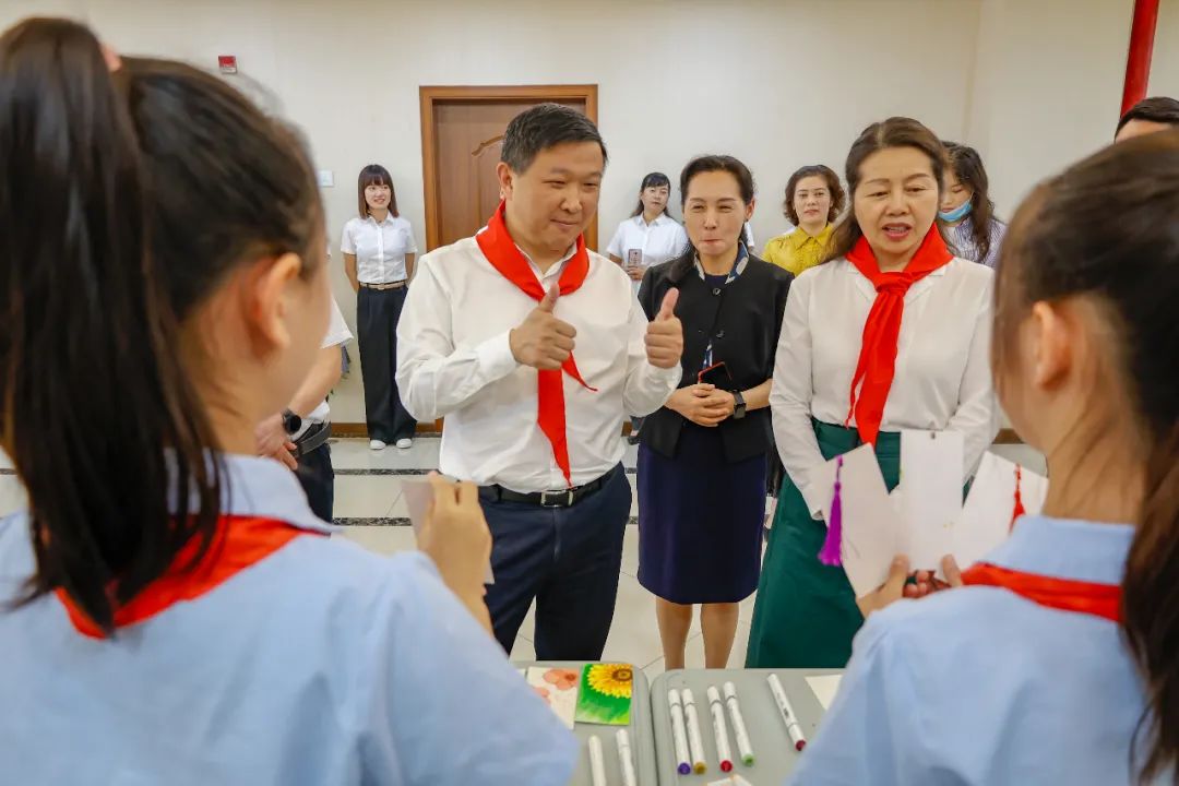 区委书记江涛,区委副书记许宁到融汇沙坪坝小学慰问少年儿童