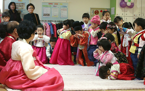 学生家长诉教育不公 韩国暂缓幼儿园英语课禁令