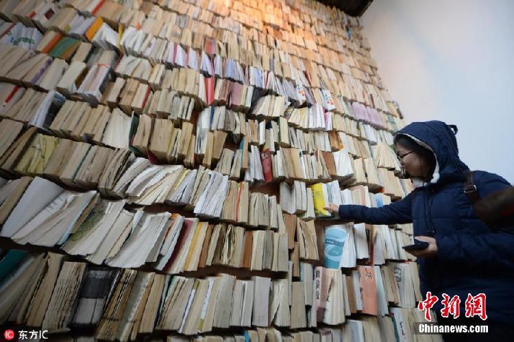 济南高校餐厅现订书墙 装订图书近千册