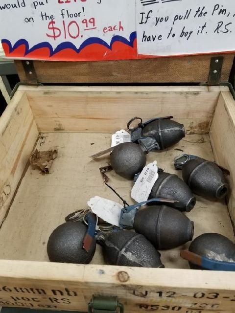 陈奥文家中起出的假手榴弹，防弹衣都是从洛克维尔市枪店Ranger Surplus购得