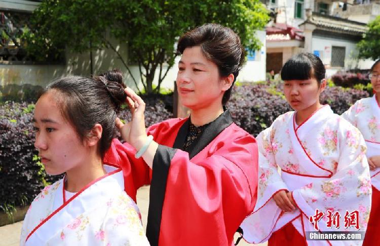 安徽休宁300名中学生穿汉服举行“成人礼”