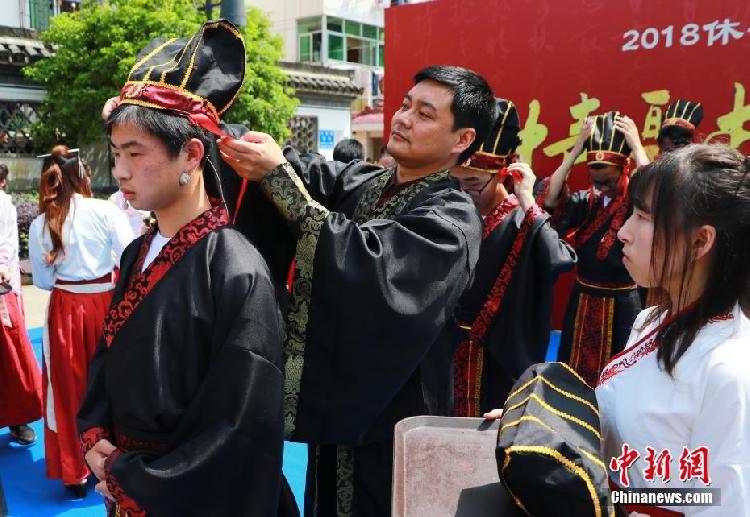 安徽休宁300名中学生穿汉服举行“成人礼”