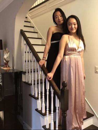 李文雯(右)和朋友提前几个月就开始为毕业舞会做准备。(美国《世界日报》/李文雯 提供)