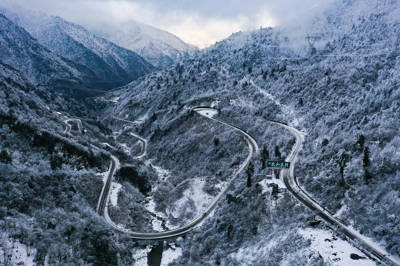 客慕冰而来天全二郎山再开耍雪模式