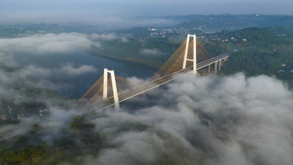 美轮美奂航拍云雾中的广安清溪口渠江大桥