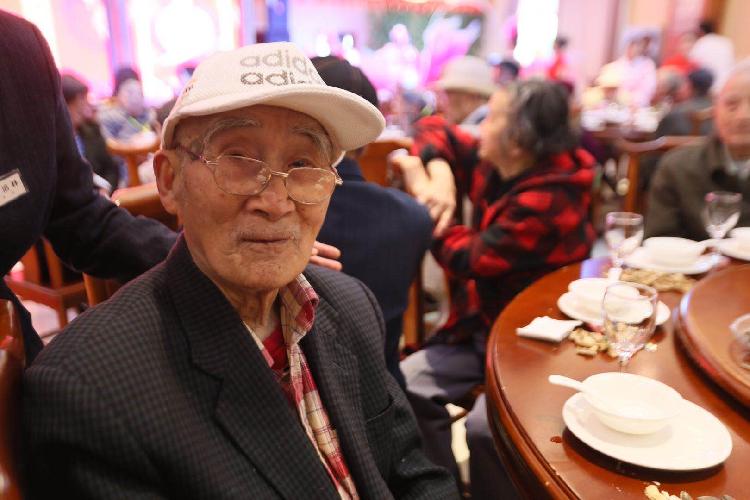 重庆市书法家协会会员冯守人(中)亲手书写"福寿"二字送给符老责编