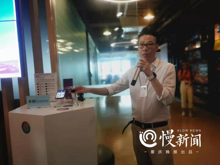 香港团队正在介绍血糖监测手表.jpg