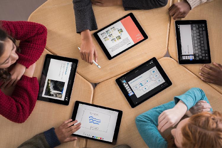 Computer-Science-Education-Week_iPads_11262018.jpg