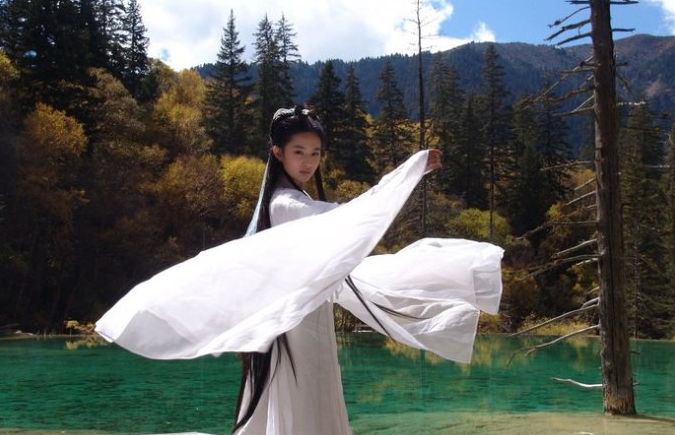 《神雕侠侣》在九寨沟取景拍摄白衣胜雪的神仙姐姐在满山红叶中飘逸如