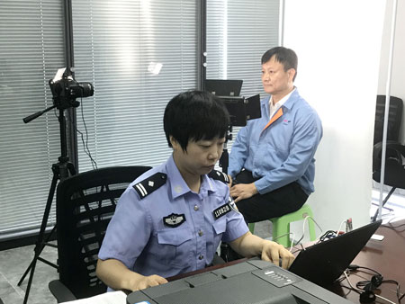 重庆警方上门为民营企业台籍员工受理居住证获