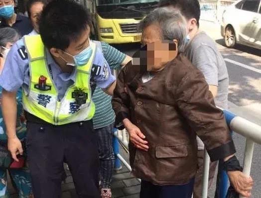 重庆渝中警讯丨老人摔倒，蜀黍火速协助送医