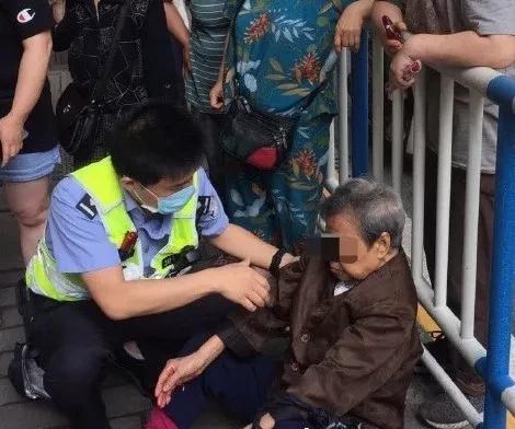 重庆渝中警讯丨老人摔倒，蜀黍火速协助送医