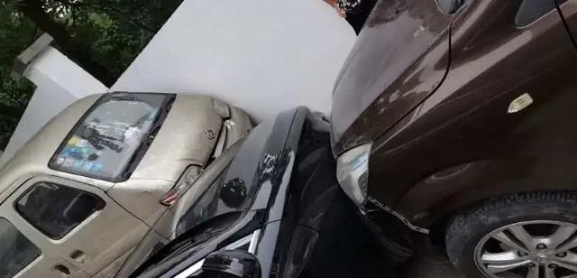 重庆车库里驾车起步“慌了神”，导致三车相撞