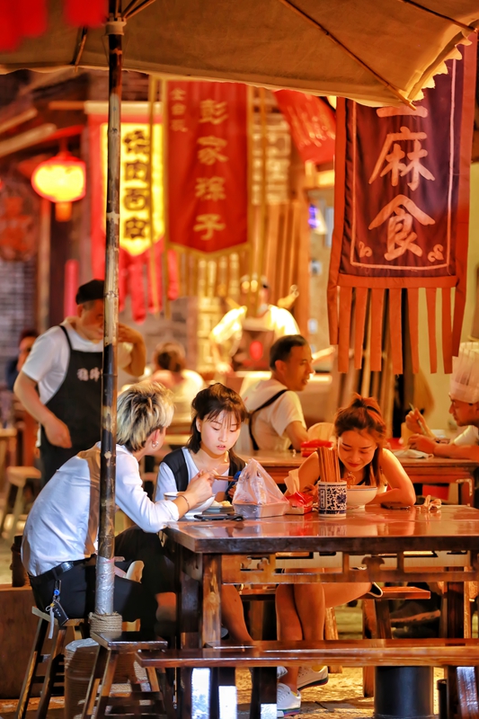 陕西旅游夜游西府老街 宝鸡最有烟火气的地方