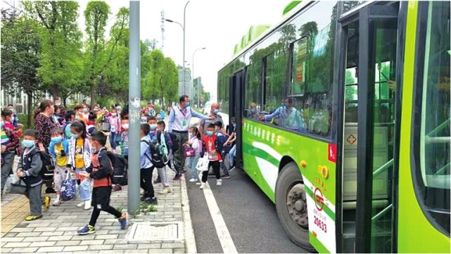 重庆：公交定制专车 上学路上更安全重庆：公交定制专车 上学路上更安全