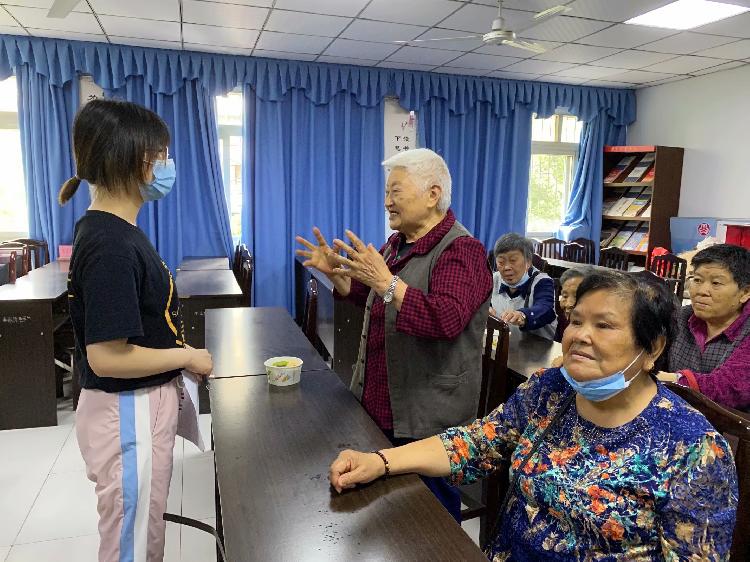 老友来相聚、 水果拼拼乐|大渡口区九宫庙街道新工社区开展“老友来相聚 水果拼拼乐”主题活动