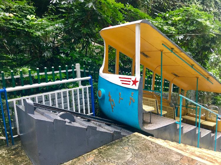 步道 洪崖洞 重庆|跟着轨道去打探 下雨天游缆车步道 意外收获“小清新”