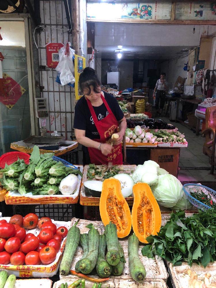 社会|买土豆帮削皮、买猪蹄先烧后宰……重庆菜市宠客指数爆表