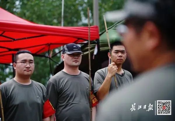 “战场”|刚下考场就上“战场”！小伙子，好样的！