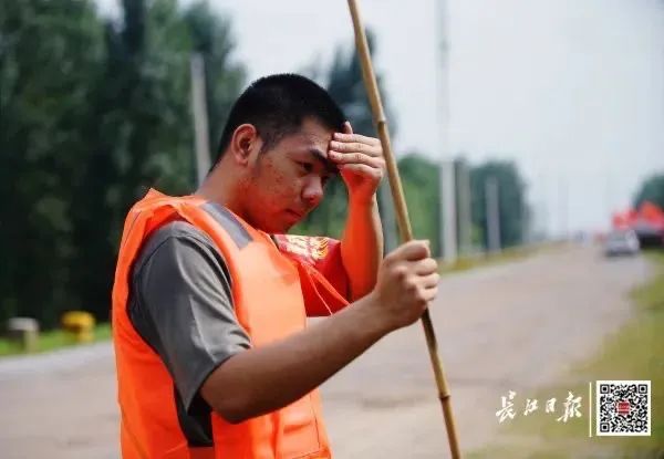 “战场”|刚下考场就上“战场”！小伙子，好样的！