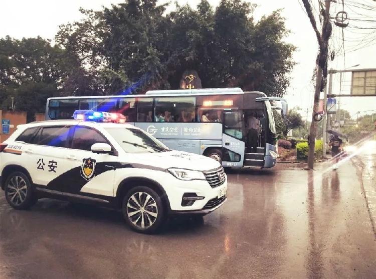 北碚公安暴雨中护考 获中考学子点赞|北碚公安暴雨中护考 获中考学子点赞