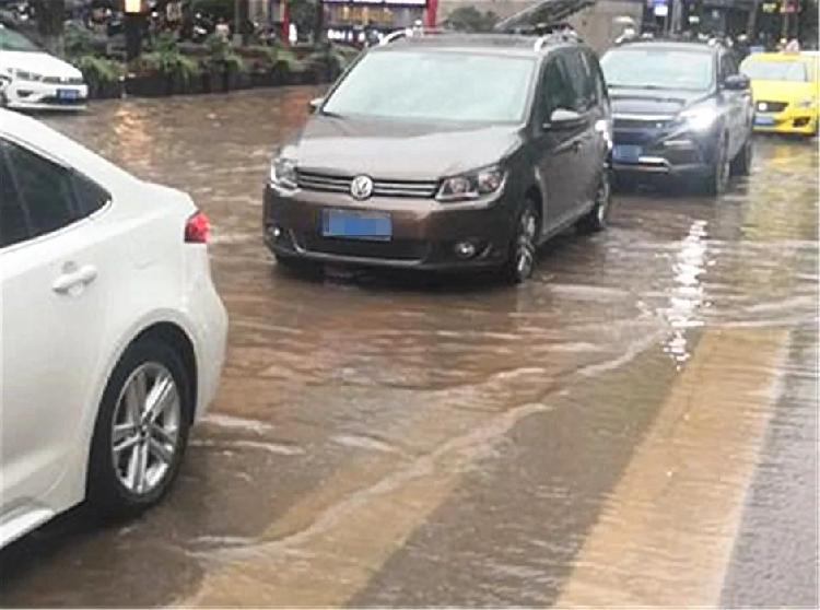 【警徽闪耀抗洪防汛一线】暴雨袭城 骁骑队员雨中排堵2小时疏导交通|【警徽闪耀抗洪防汛一线】暴雨袭城 骁骑队员雨中排堵2小时疏导交通