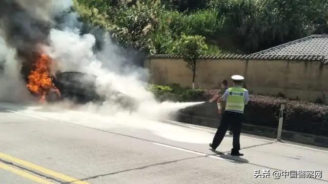 失控|惊险！疾行小车失控起火，司乘人员命悬一线！警察一招扭转“绝境”！