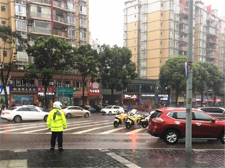 【警徽闪耀抗洪防汛一线】暴雨袭城 骁骑队员雨中排堵2小时疏导交通|【警徽闪耀抗洪防汛一线】暴雨袭城 骁骑队员雨中排堵2小时疏导交通