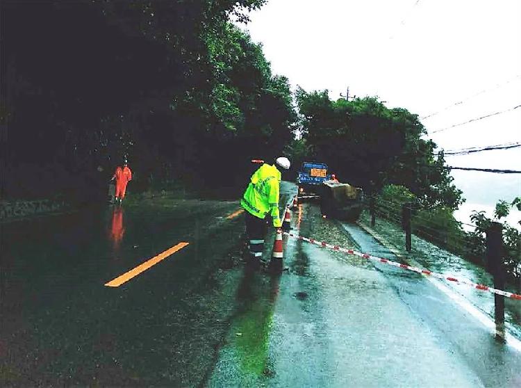 【警徽闪耀抗洪防汛一线】连续暴雨致山体巨石滑落 北碚交巡警紧急排除|【警徽闪耀抗洪防汛一线】连续暴雨致山体巨石滑落 北碚交巡警紧急排除