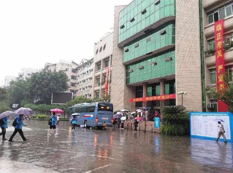 北碚公安暴雨中护考 获中考学子点赞|北碚公安暴雨中护考 获中考学子点赞