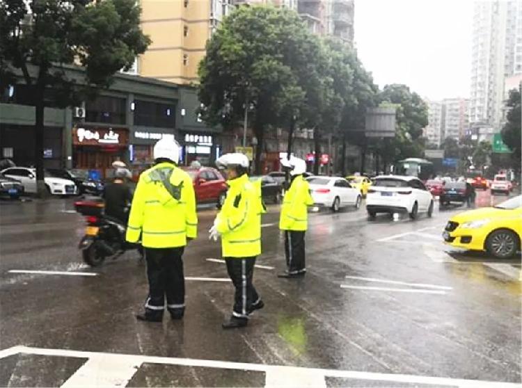 【警徽闪耀抗洪防汛一线】暴雨袭城 骁骑队员雨中排堵2小时疏导交通|【警徽闪耀抗洪防汛一线】暴雨袭城 骁骑队员雨中排堵2小时疏导交通