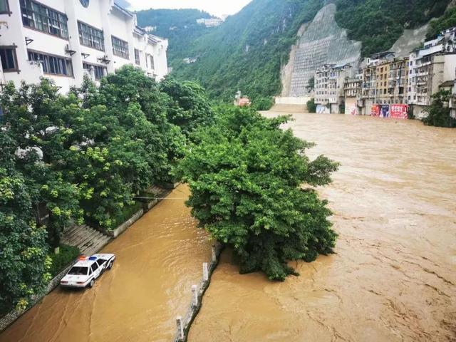 巫溪连降暴雨 警方积极抢险救援|巫溪连降暴雨 警方积极抢险救援